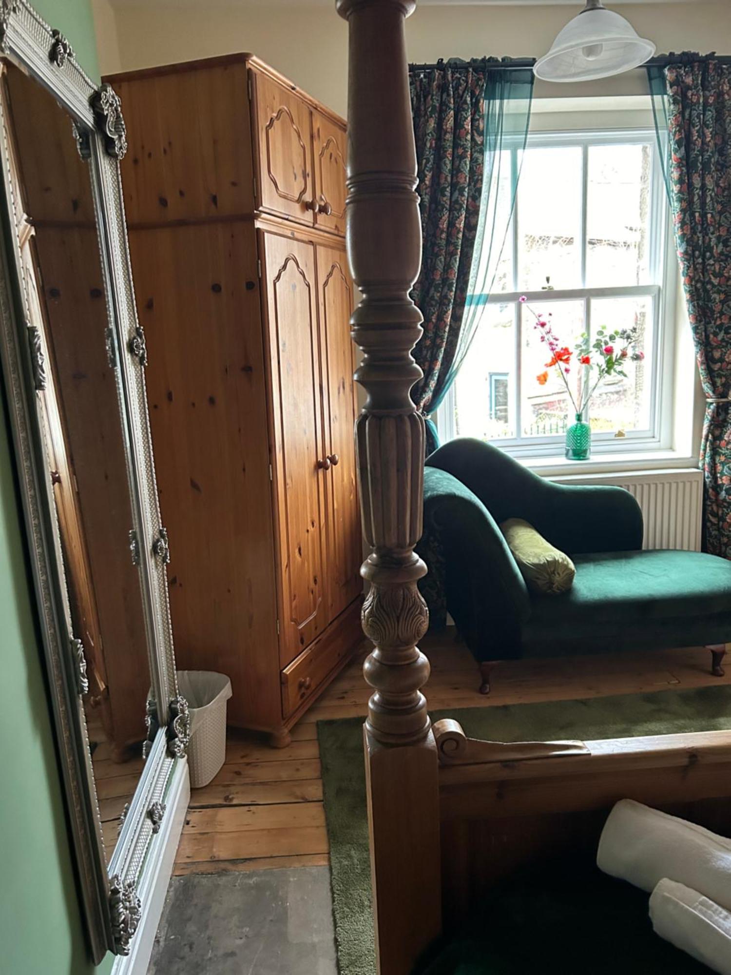 The Buxton Retreat A Luxurious 3-Storey Townhouse With Four Poster Bed And Double Jacuzzi Bath" Экстерьер фото