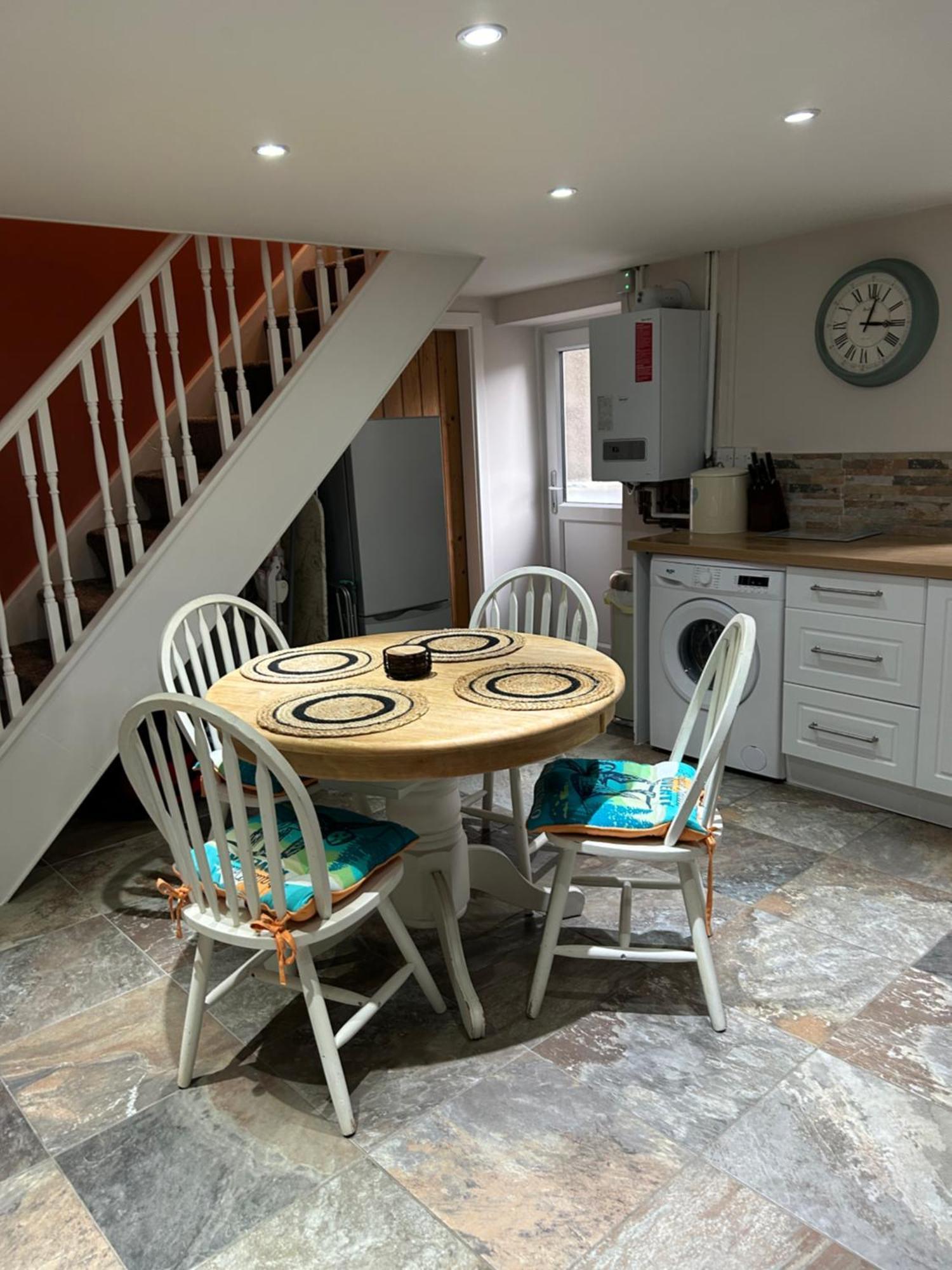 The Buxton Retreat A Luxurious 3-Storey Townhouse With Four Poster Bed And Double Jacuzzi Bath" Экстерьер фото